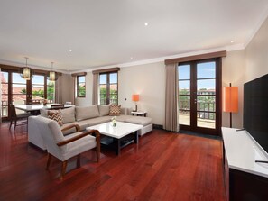 Minibar, in-room safe, desk, laptop workspace