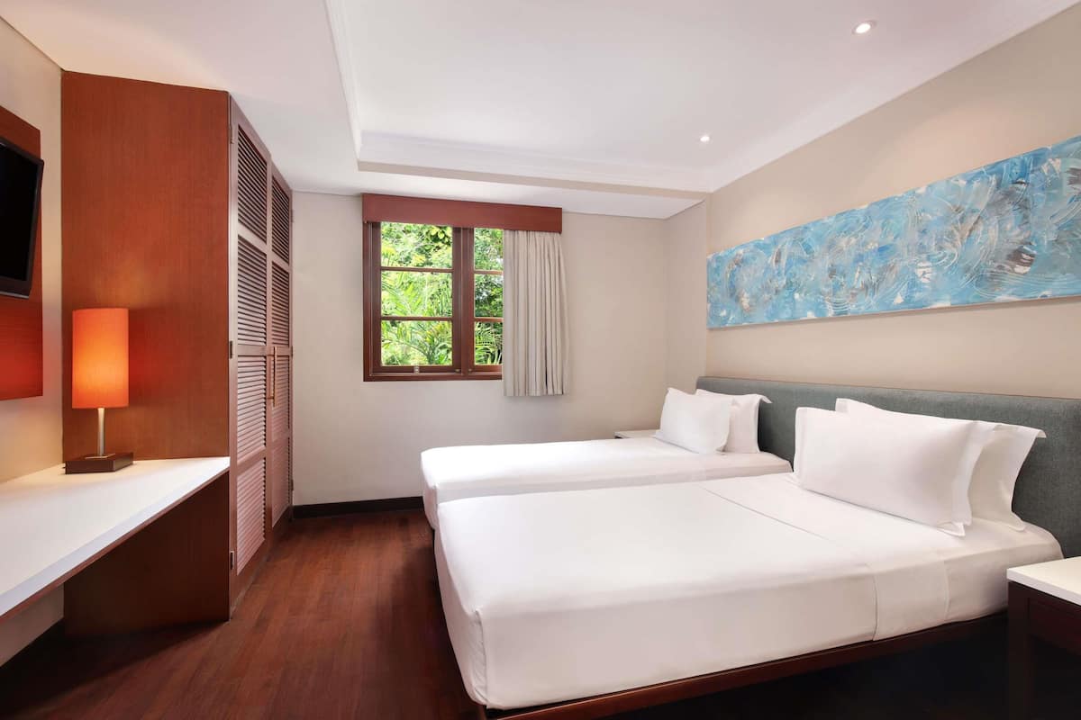 Minibar, safe på rommet, skrivebord og skrivebord for bærbar PC