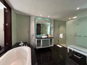 Suite, 3 habitaciones, Terraza | Baño | Amenidades de baño ecológicas, secadora de cabello, batas, pantuflas 