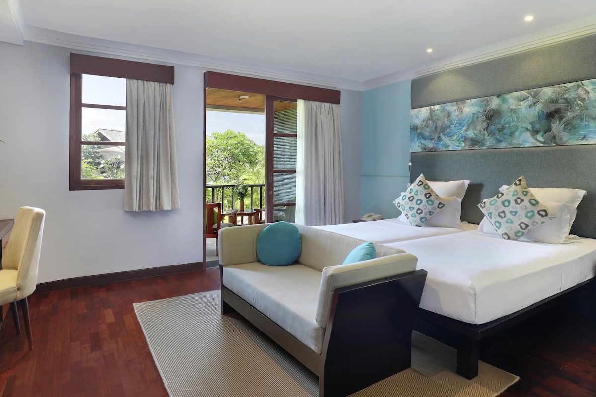 Minibar, in-room safe, desk, laptop workspace