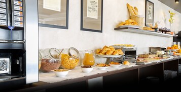 Se ofrece un desayuno continental (8 EUR por persona)