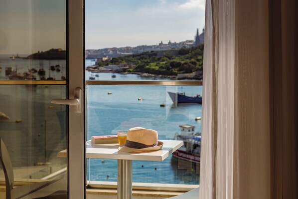 Minibar, caixa forta a l'habitació i escriptori 