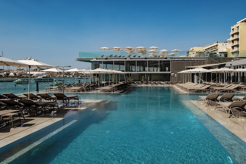 115 The Strand Hotel by NEU Collective