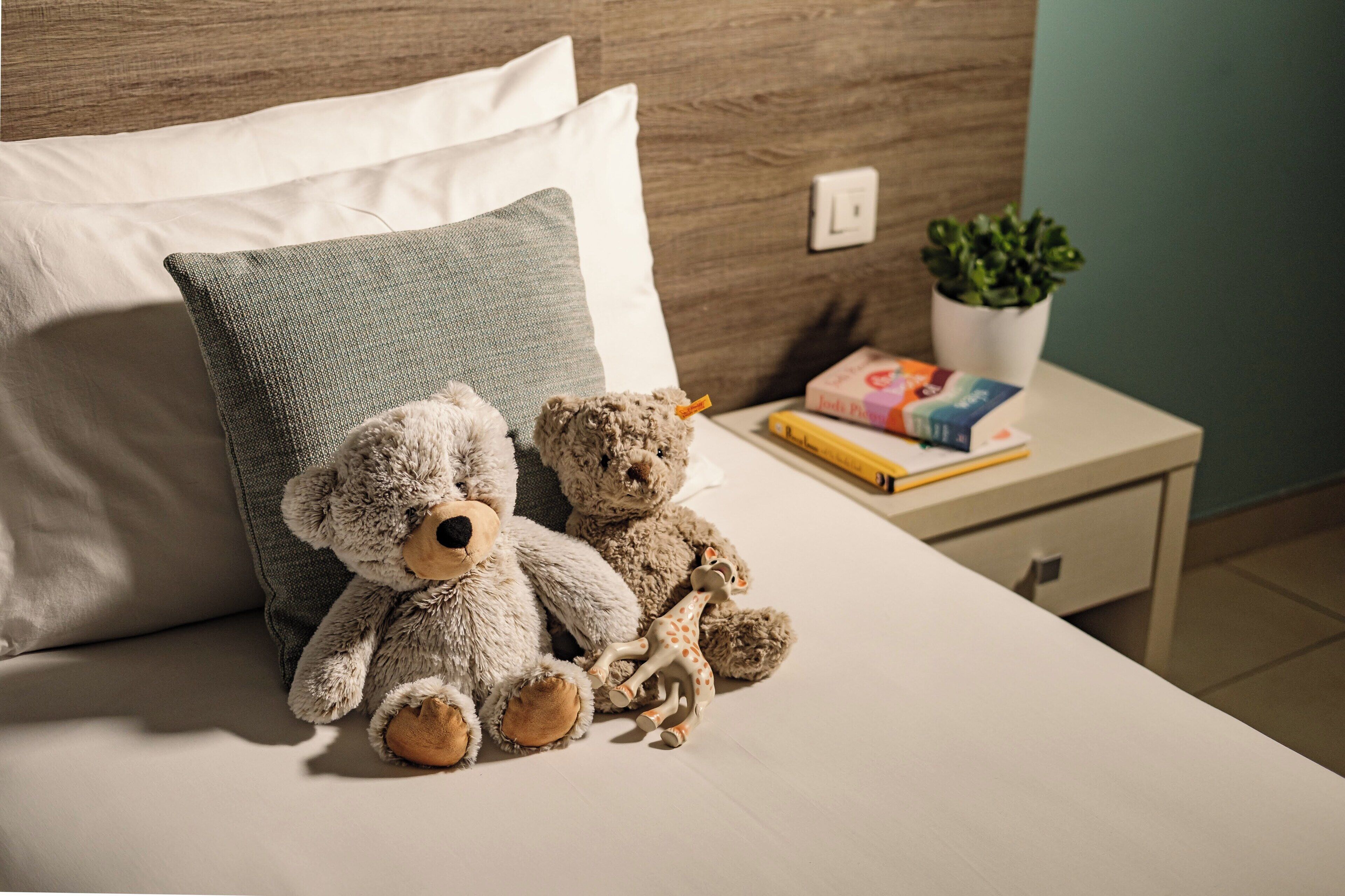 Minibar, caja de seguridad en la habitación y escritorio 