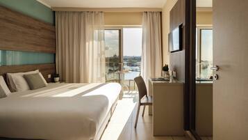 ميني بار وخزنة داخل الغرفة ومكتب ومساحة عمل للكمبيوتر المحمول