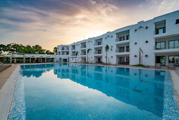 Utendørsbasseng, bassengparasoller og solsenger