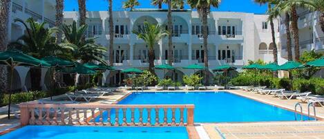 Piscine couverte, piscine extérieure, parasols de plage, chaises longues