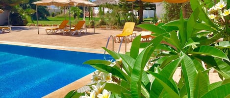 Piscine couverte, piscine extérieure, parasols de plage, chaises longues