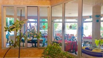 Serveert ontbijt, lunch en diner