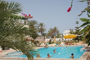 Indoor pool, outdoor pool, pool umbrellas, pool loungers - Djerba Orient (Mezraia)