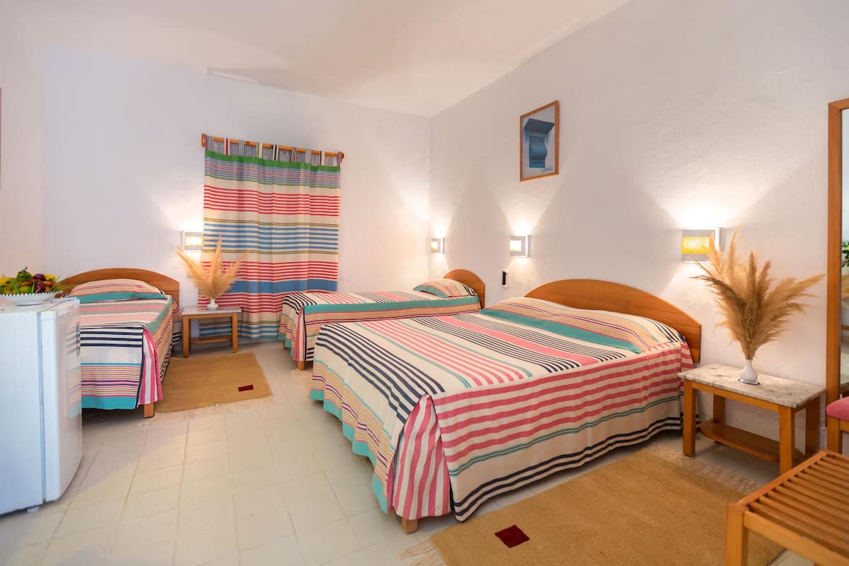 Desk, free cots/infant beds, bed sheets