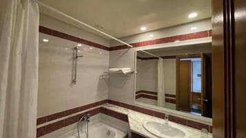 Bathtub, free toiletries, hair dryer, towels