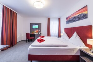 Triple Room, 3 Single Beds | In-room safe, desk, blackout curtains, soundproofing - Hotel Himalaya Frankfurt City Messe (Frankfurt)