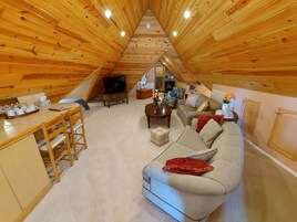 舒适复式房, 多张床, 简易厨房 | 免费 WiFi、床单