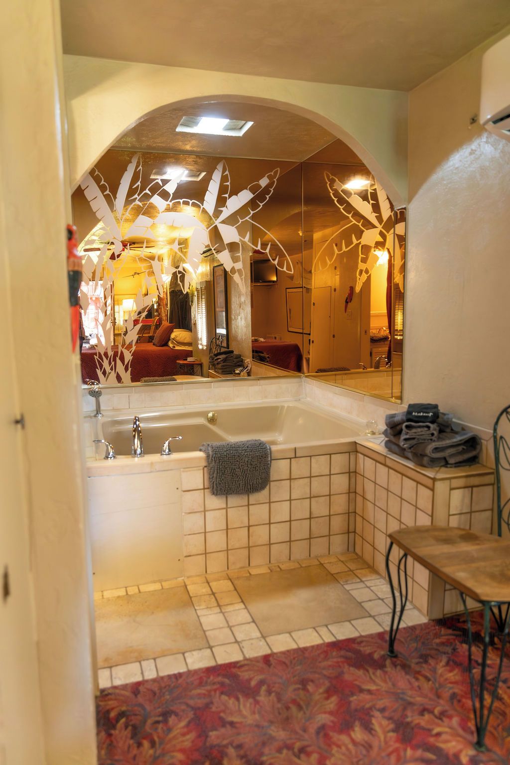 Un baño con bañera, lavamanos y espejo.