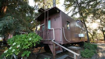 Huone, oma kylpyhuone (Midnight in Paris Caboose) | 1 makuuhuone, allergiatestatut vuodevaatteet, yksilöllisesti sisustettu