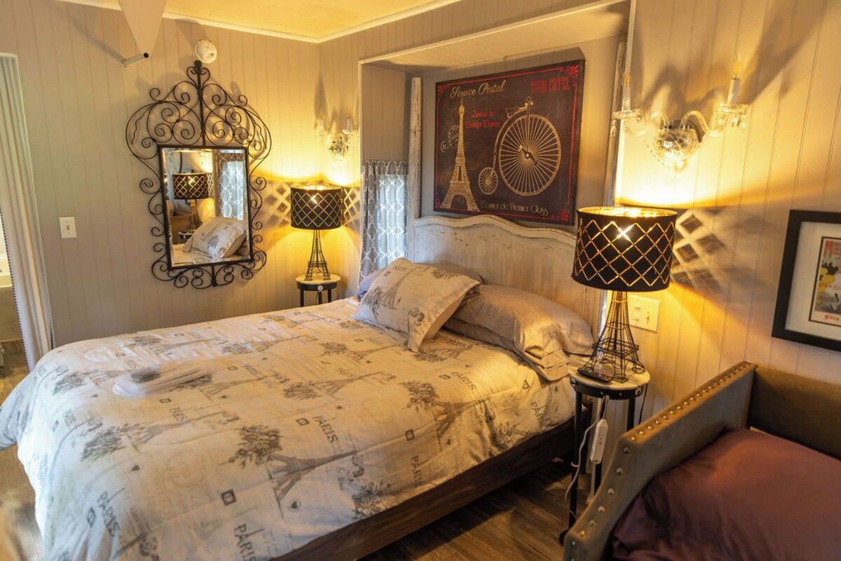 Hytte – standard, privat bad (Midnight in Paris Caboose) | 1 soverom, allergitestet sengetøy og strykejern/-brett
