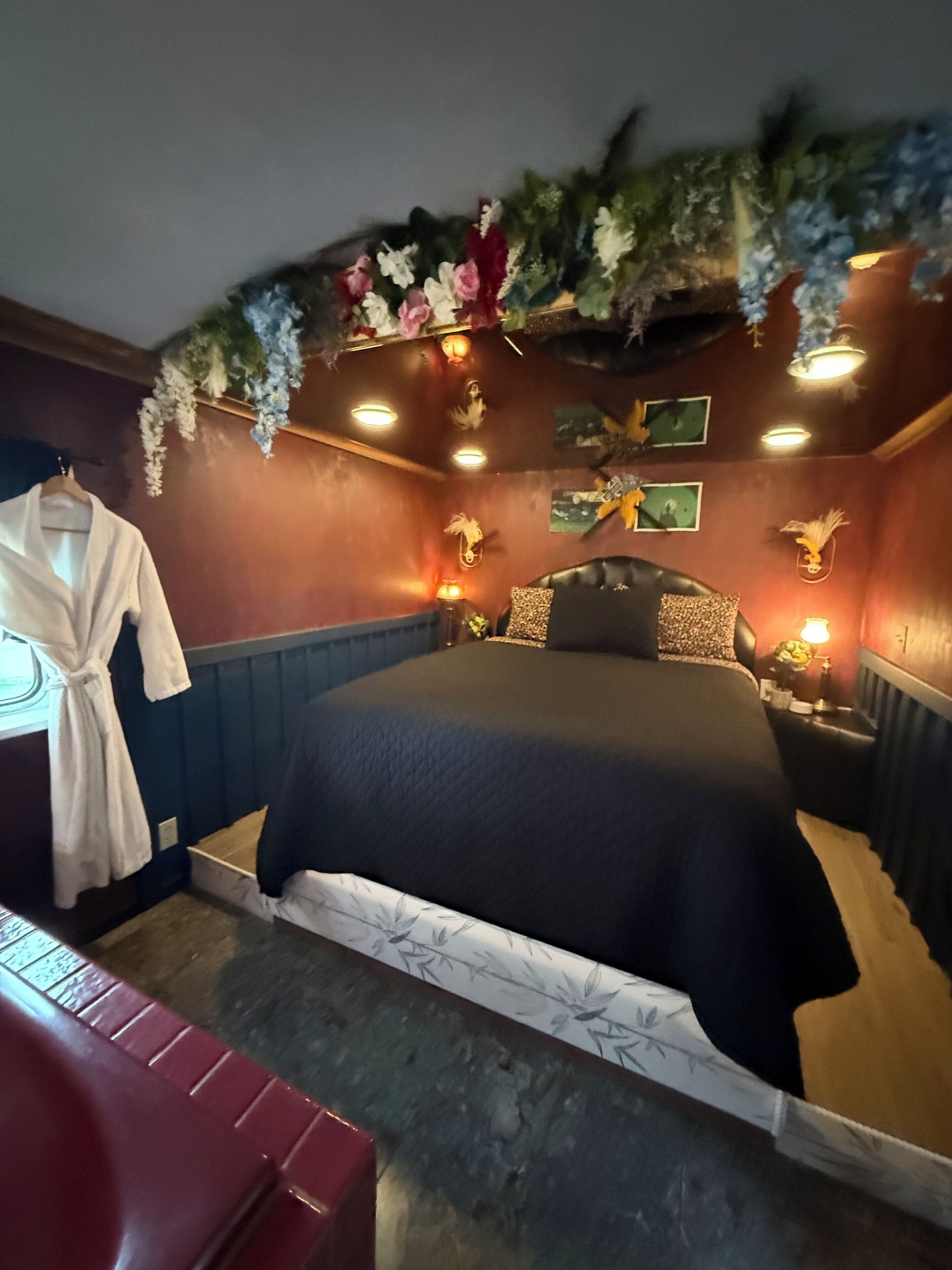 Signature Cabin, 1 Queen Bed (The Gatsby) | 1 bedroom, hypo-allergenic bedding, individually decorated