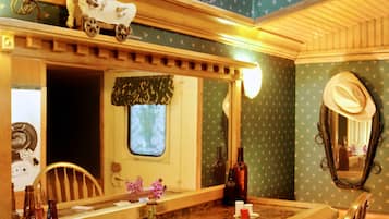 Huone, oma kylpyhuone (Wild Wild West) | Oleskelualue | Taulutelevisio, DVD-soitin, MP3-telakointiasema