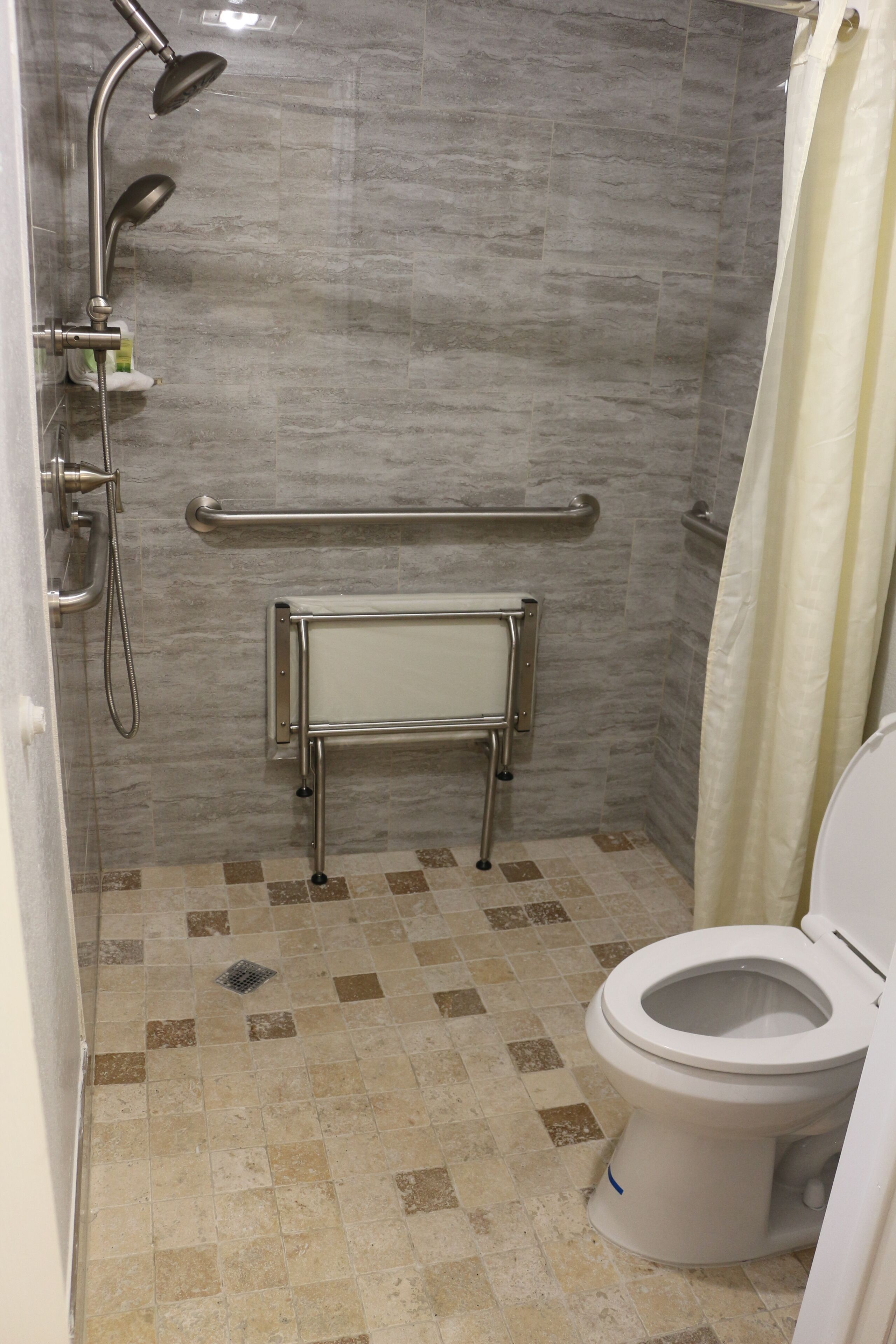 Rom – standard, 1 kingsize-seng, tilgjengelighetstilpasset, ikke-røyk | Bad | Hårføner og håndklær