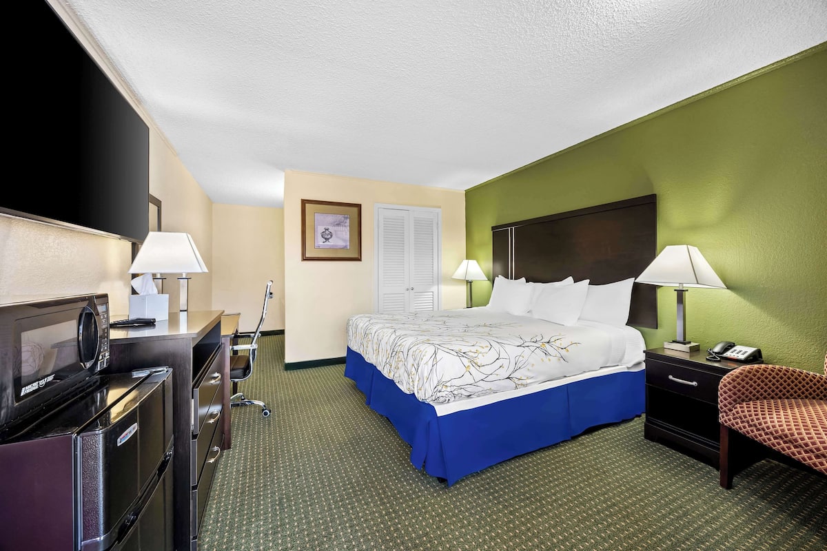 Cribs/infant beds, free WiFi, alarm clocks