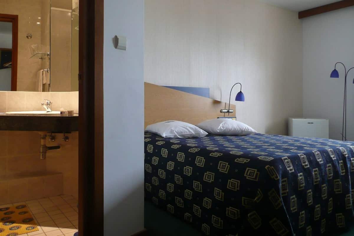 Minibar, escritorio, cortinas blackout y insonorización