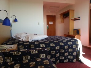 Single Room | Minibar, desk, blackout drapes, soundproofing