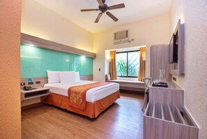 客房, 1 张大床, 通行无障碍, 无烟房 (Roll-In Shower) | 客房内保险箱、办公桌、遮光窗帘、熨斗/熨板