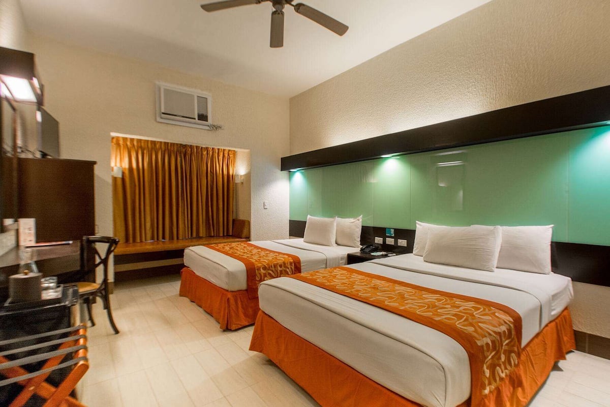 Kamar Standar, 2 Tempat Tidur Queen | 1 kamar tidur, brankas, meja kerja, dan tirai kedap cahaya