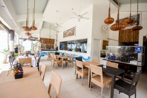 供应早餐、午餐和晚餐，海滩景观