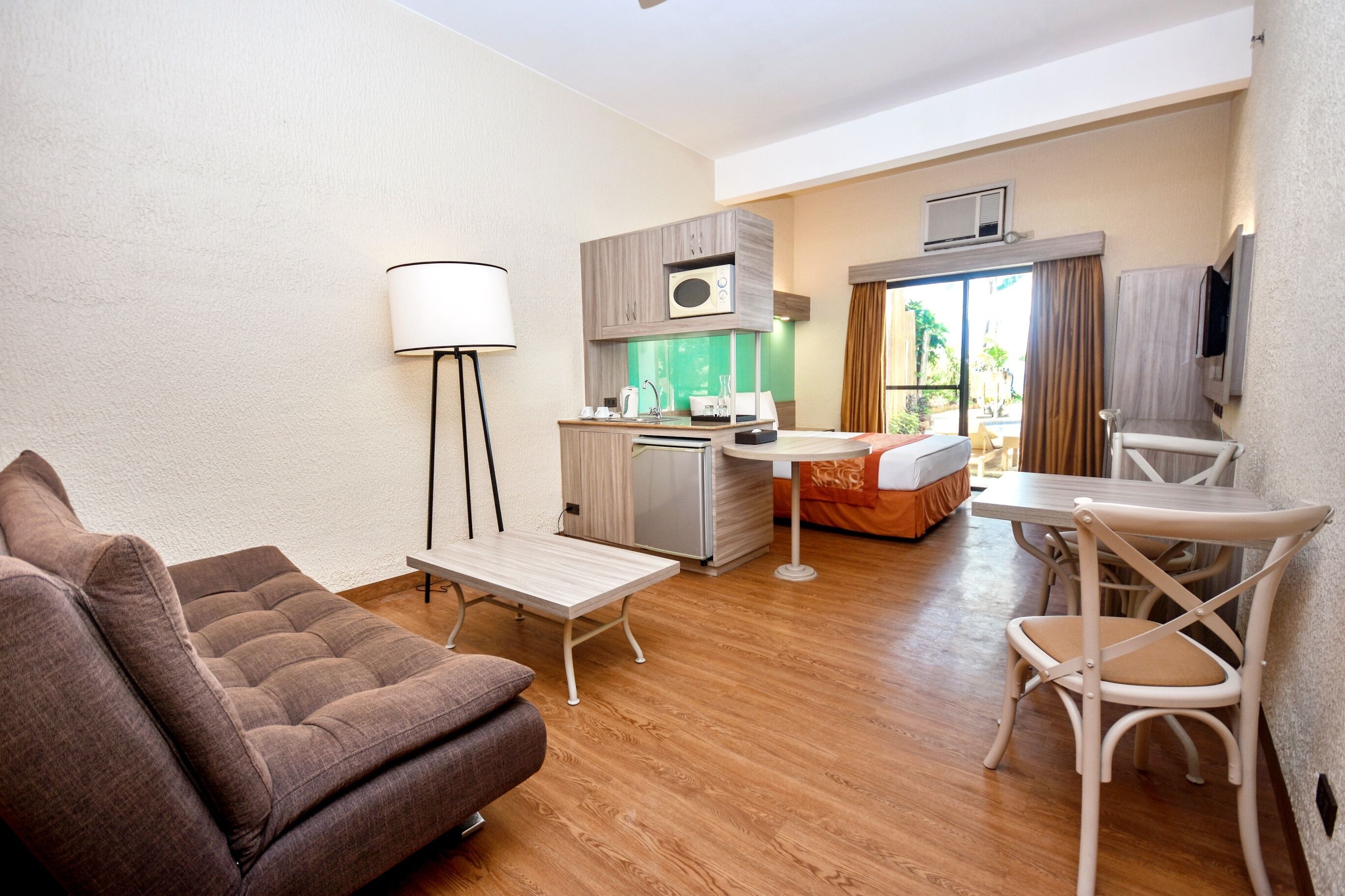 suite, 1 queen bed, non smoking | 1 bedroom, in-room safe, desk, blackout curtains