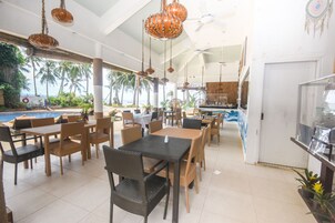 供应早餐、午餐和晚餐