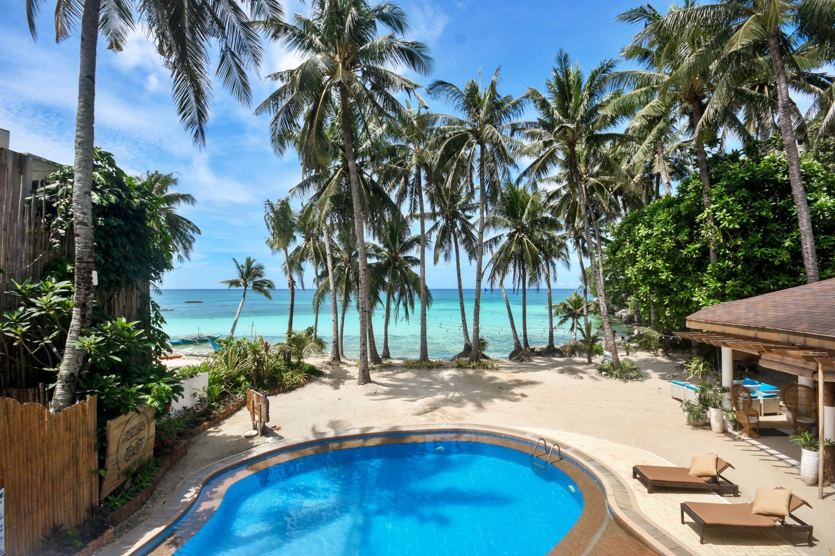 Una piscina al aire libre (de 09:00 a 21:00), tumbonas