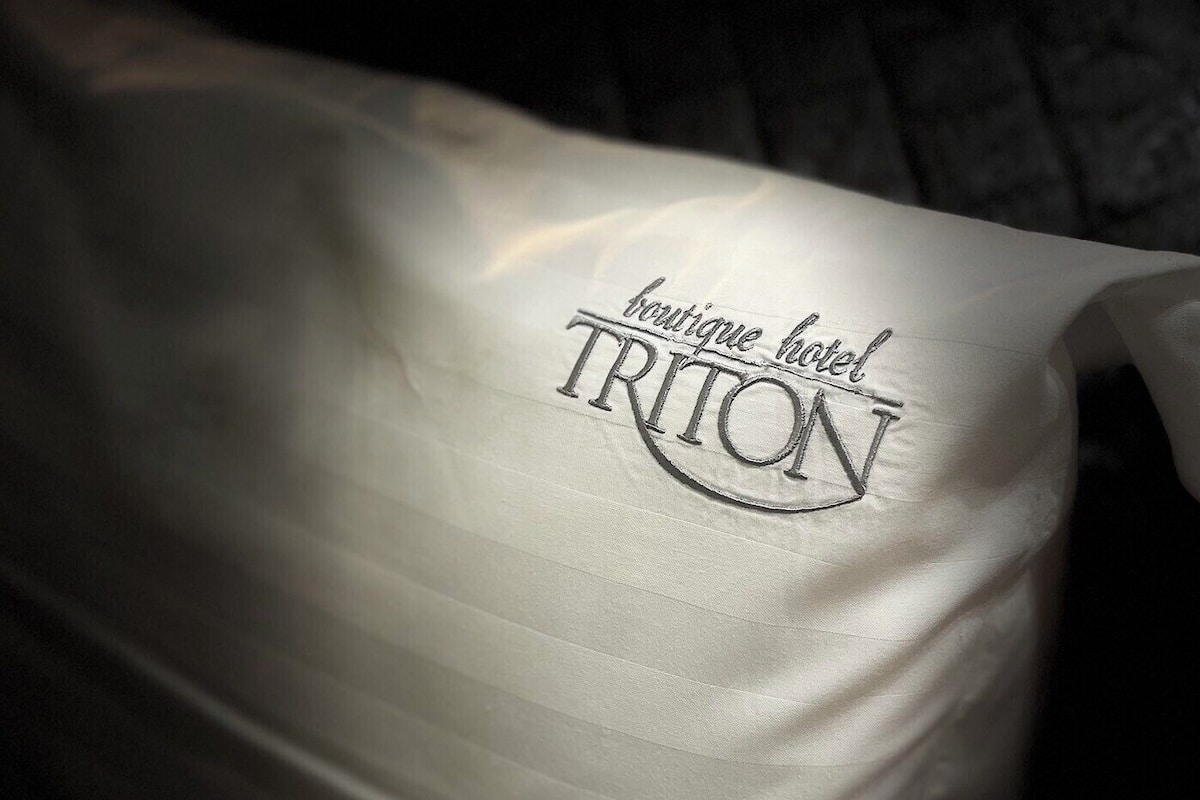 خزنة داخل الغرفة وستائر تعتيم وتجهيزات عازلة للصوت ومكواة/لوح كي