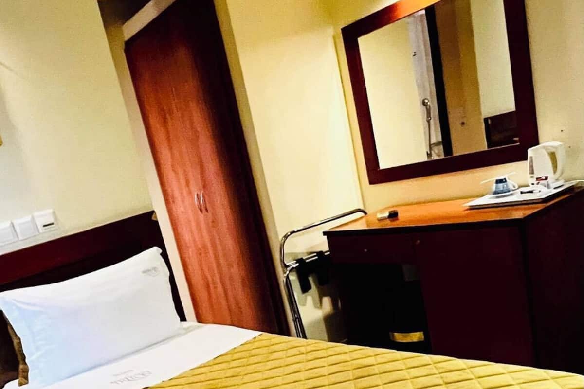 Standard Single Room | In-room safe, blackout drapes, soundproofing, iron/ironing board