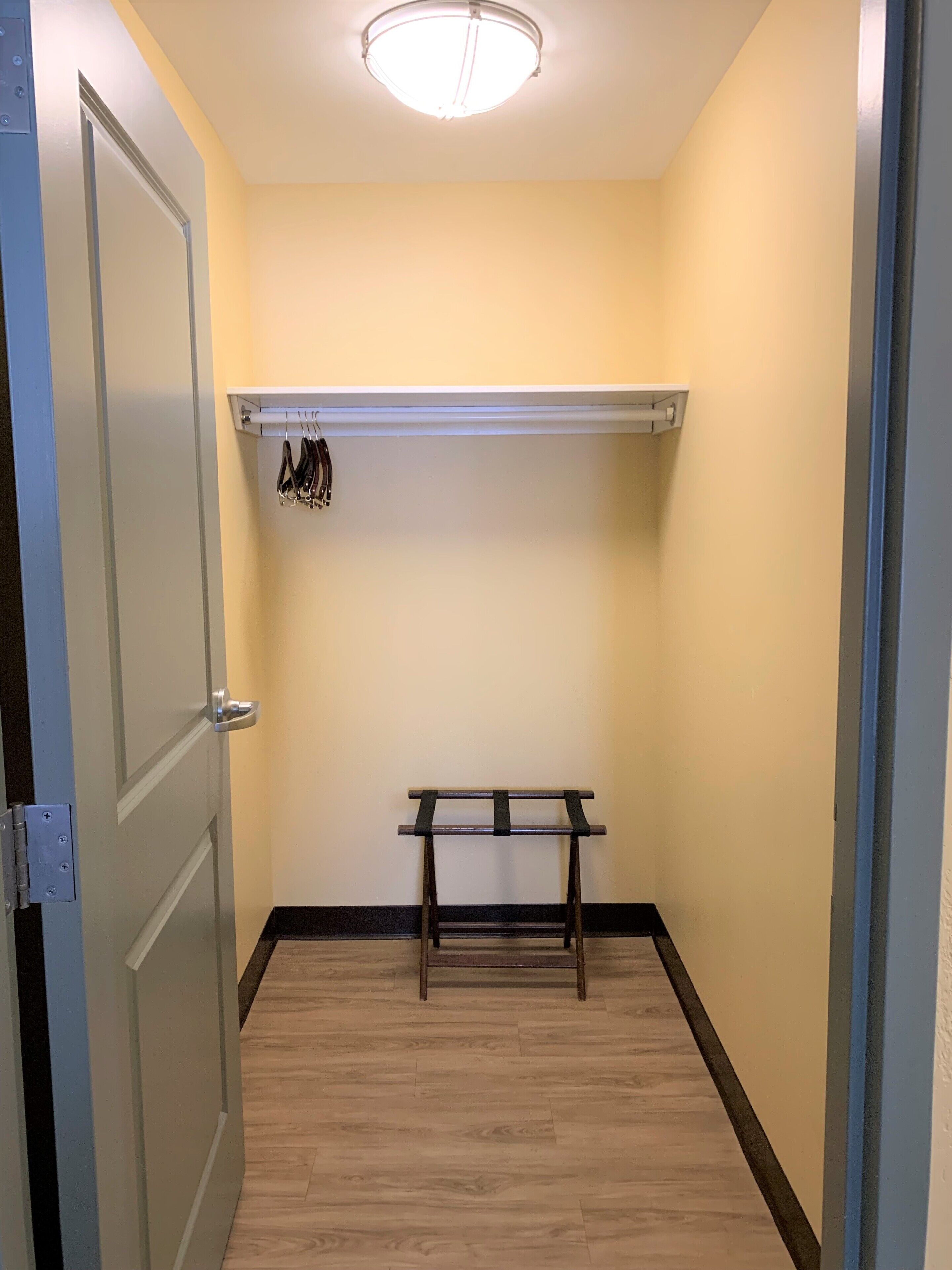 deluxe suite, 1 bedroom, fireplace (kitchen) | wardrobe