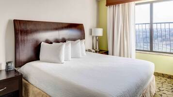 Hochwertige Bettwaren, Schreibtisch, laptopgeeigneter Arbeitsplatz