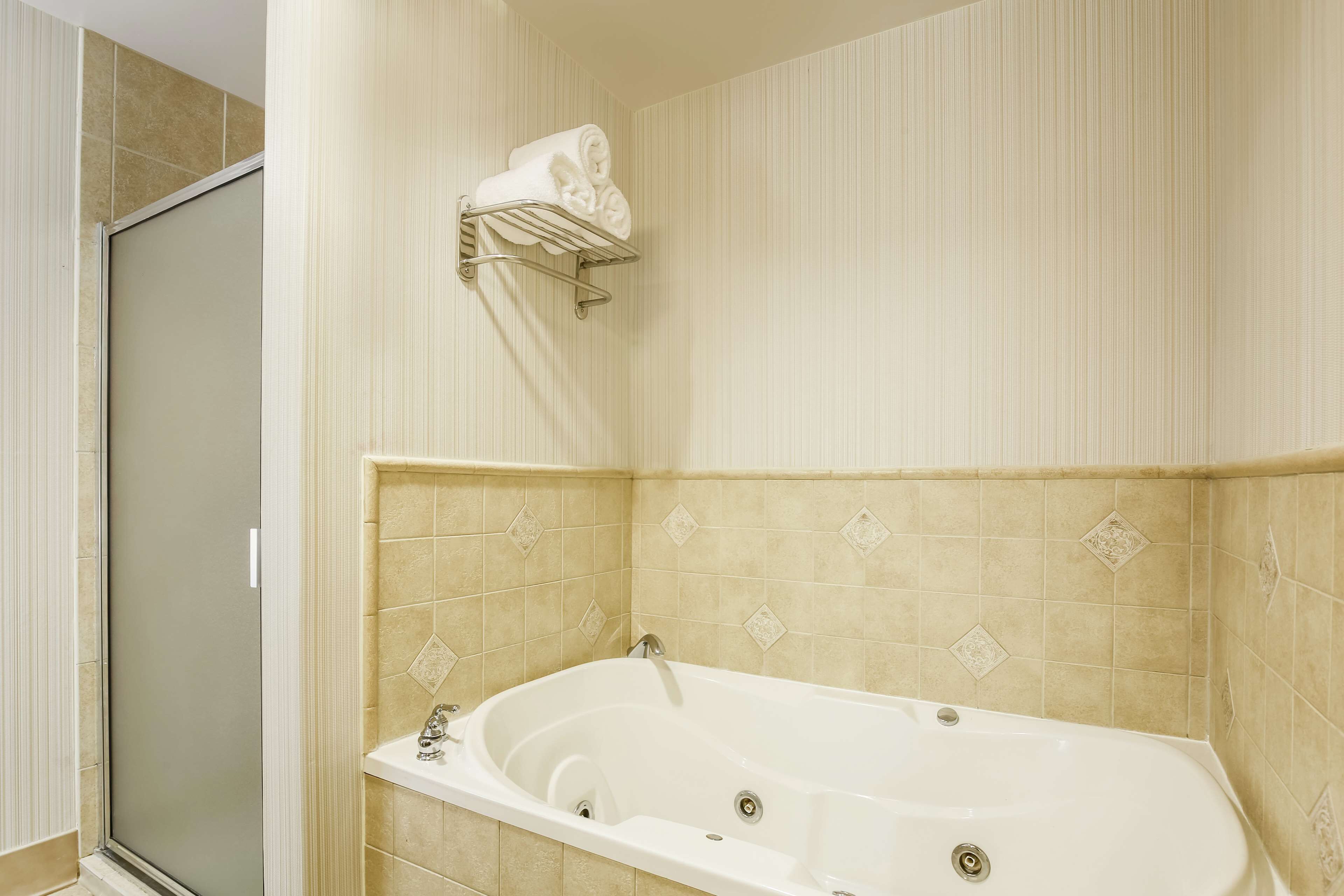 king evolution whirlpool | bathroom | combined shower/bathtub, free toiletries, hair dryer, towels