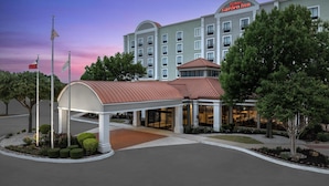 A hotel with a covered entrance, multiple floors, and a sign indicating it's a Hilton Garden Inn. - Hilton Garden Inn Dallas Lewisville (Lewisville)