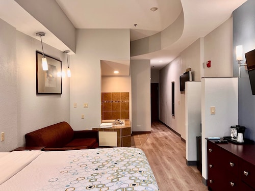 HomeTowne Studios & Suites By Red Roof Washington