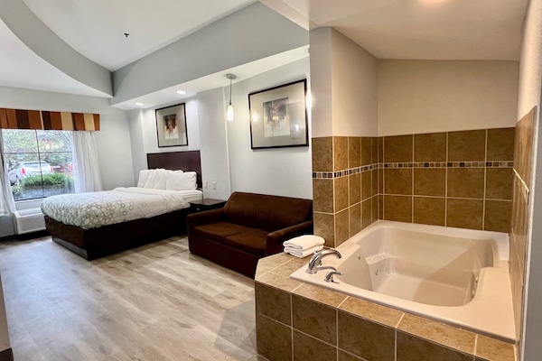Studio, 1 King Bed, Non Smoking, Jetted Tub | Jetted tub