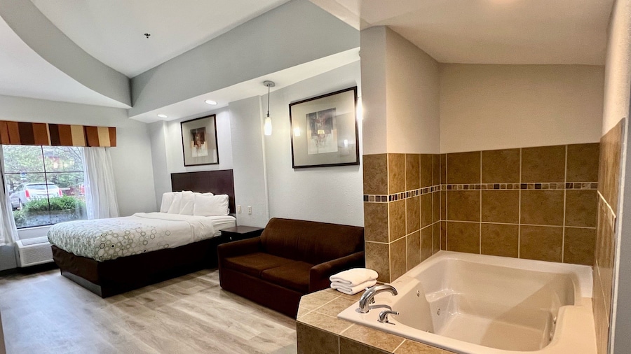 Hometowne Studios & Suites By Red Roof Washington
