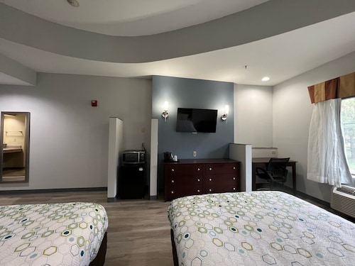 HomeTowne Studios & Suites By Red Roof Washington