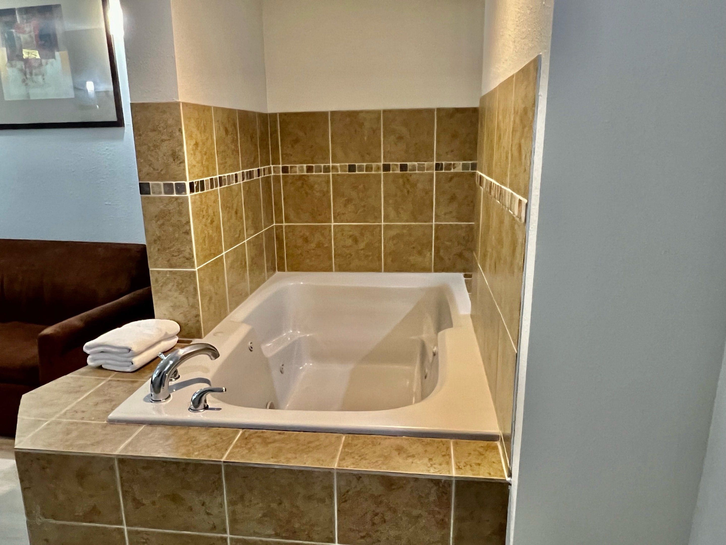 Une salle de bain avec une baignoire, un porte-serviettes et un lavabo.