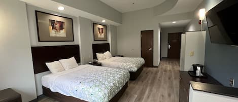 Escritorio, espacio para trabajar con laptop y cortinas blackout