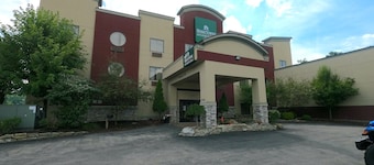 HomeTowne Studios & Suites By Red Roof Washington