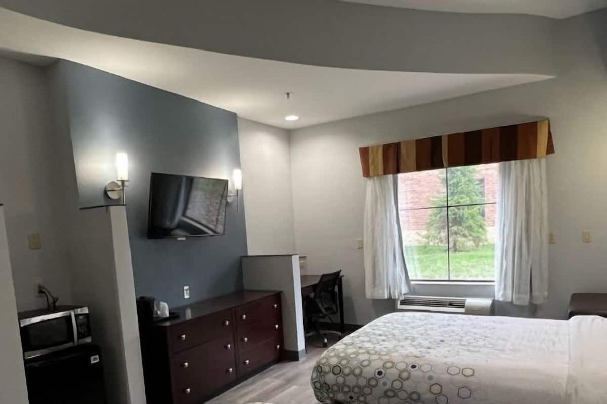 Työpöytä, kannettavalle tietokoneelle sopiva työtila, pimennysverhot