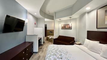 Studio, 1 King Bed, Non Smoking, Jetted Tub | Jetted bathtub