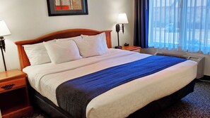 Escritorio, tabla de planchar con plancha, wifi gratis y ropa de cama 