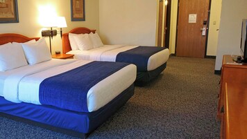 Escritorio, tabla de planchar con plancha, wifi gratis y ropa de cama 